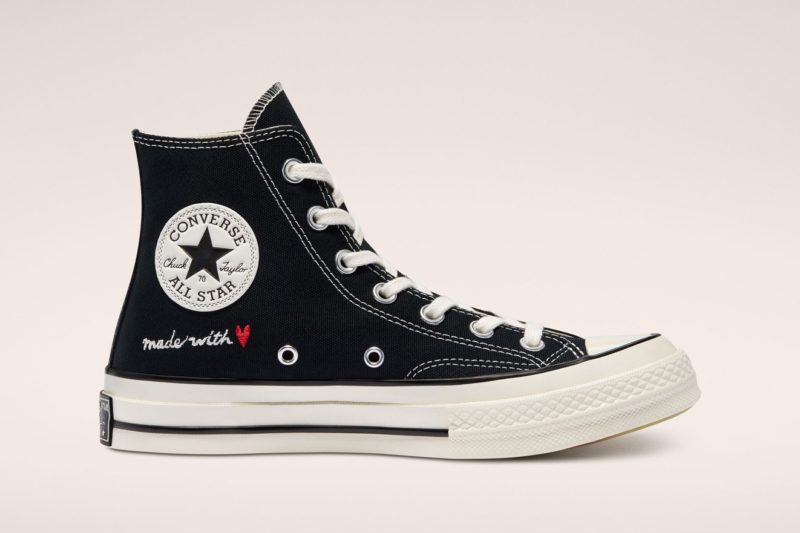 converse noir avec coeur