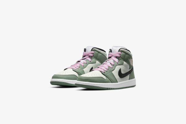 Air Jordan : Une paire pour femme aux lacets roses poudr?�es va sortir