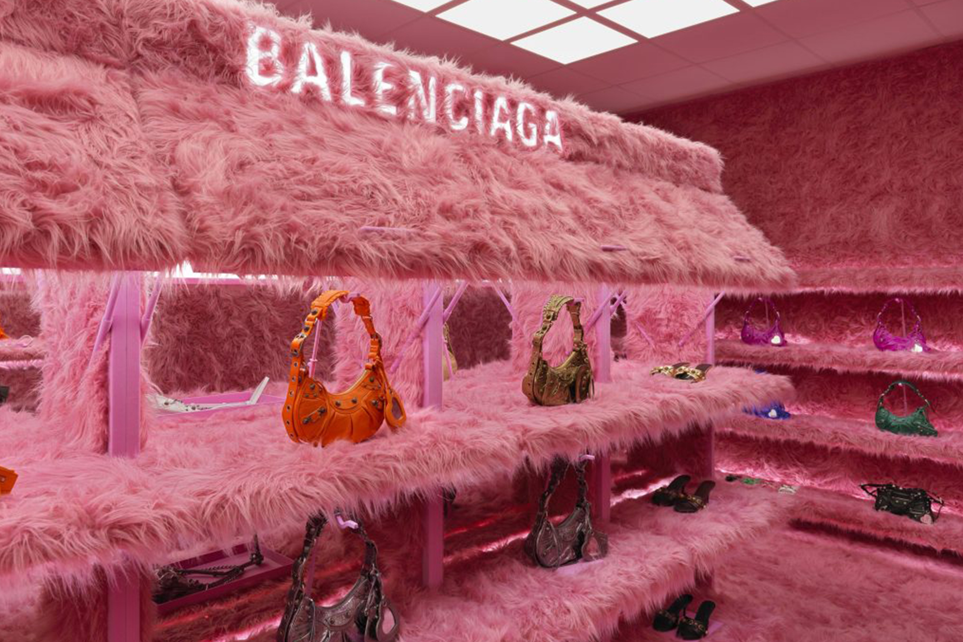 Balenciaga dévoile une boutique en fausse fourrure rose